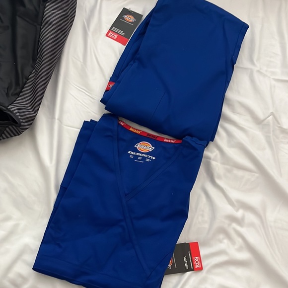 5 sets of scrubs - Picture 5 of 6